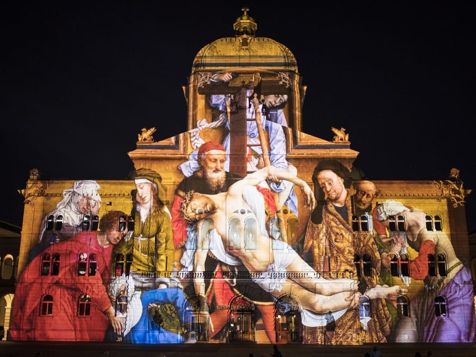 Ein grosses Gebäude, auf dem Jesus am Kreuz zu sehen ist.