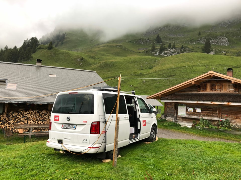 Der SRF-Sendewagen inmitten der Alp-Idylle: Von hier aus sendet Ralph Wicki live in die ganze Schweiz.