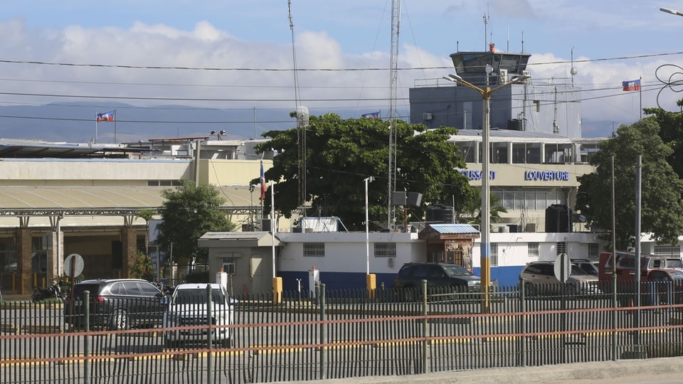 Der Flughafen von Port-au-Prince. Davor ist eine Strasse.