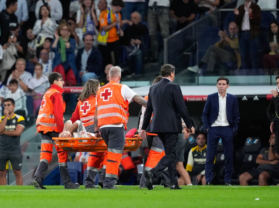 Dani Carvajal muss auf der Trage vom Feld transportiert werden.