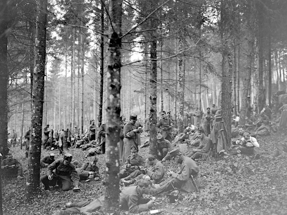 Schwarzweissbild Soldaten auf Waldboden
