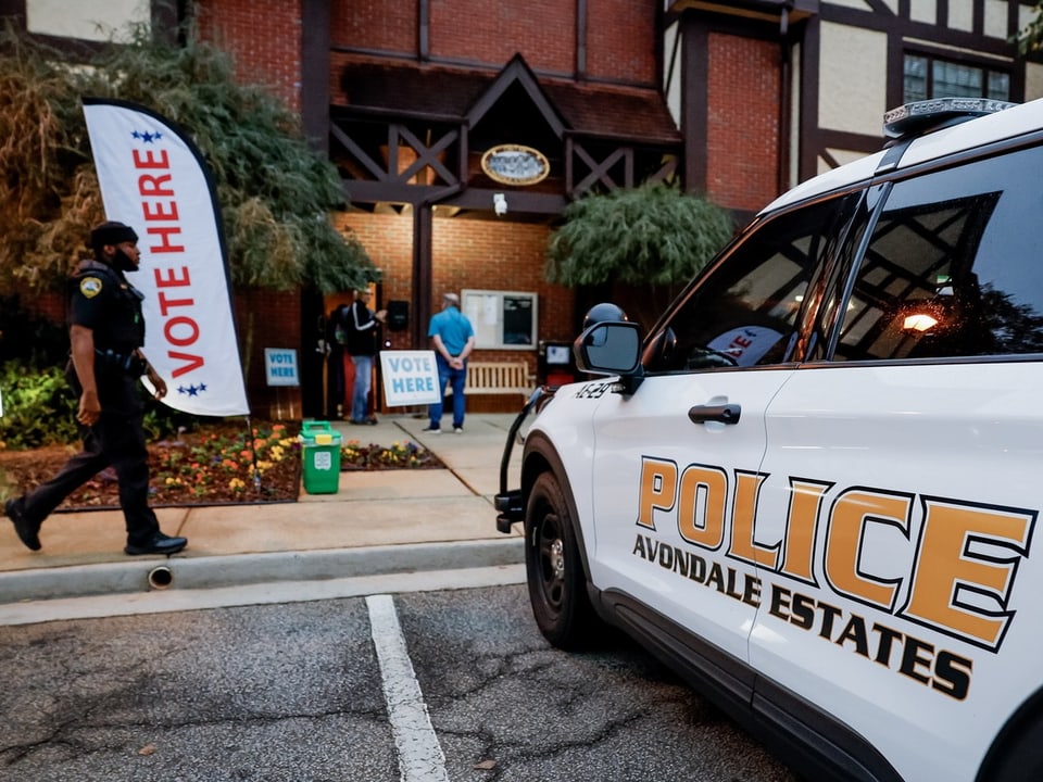 Polizeiwagen bei einem Wahllokal in Avondale Estates.