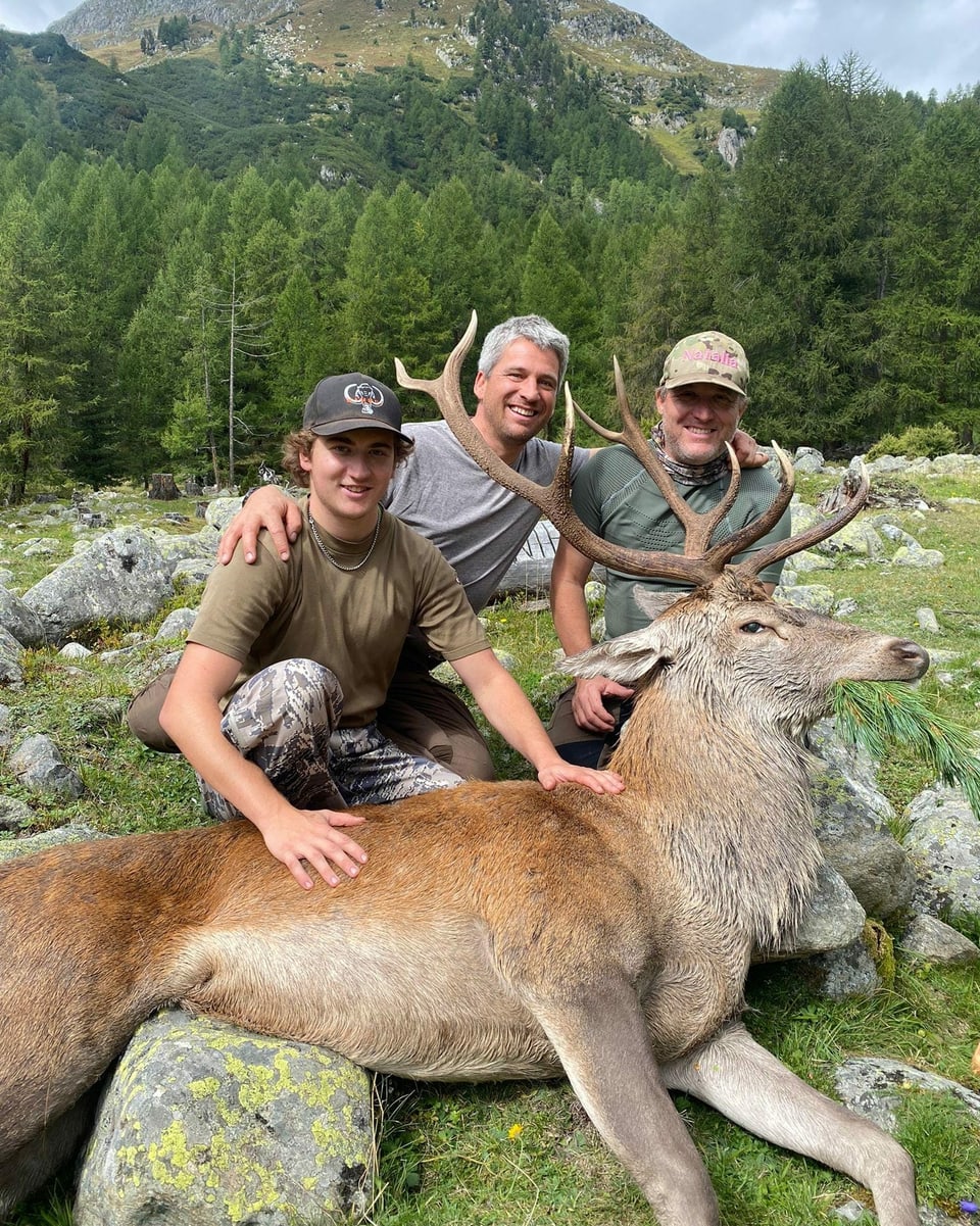 Il segund di da chatscha, Niculin e ses figl Noah cun Martin a Susauna.