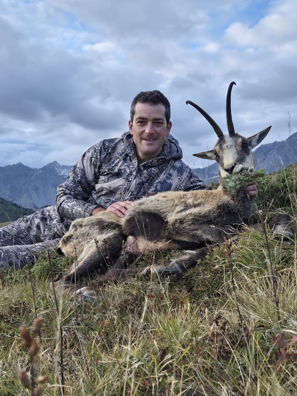 Nic Thanei mit seinem Jagderfolg bei der Bündner Hochjagd