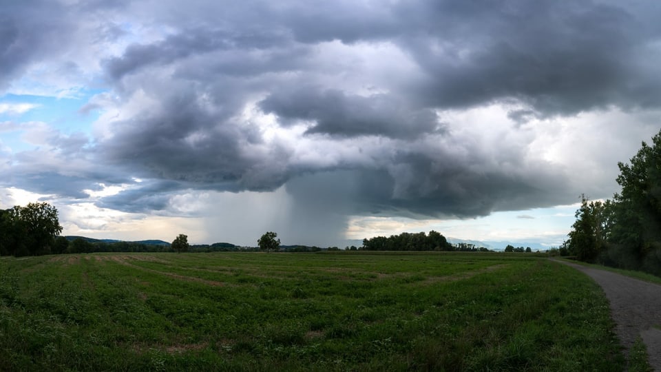 Aus einer fast kreisrunden Wolke geht ein starker Schauer nieder.