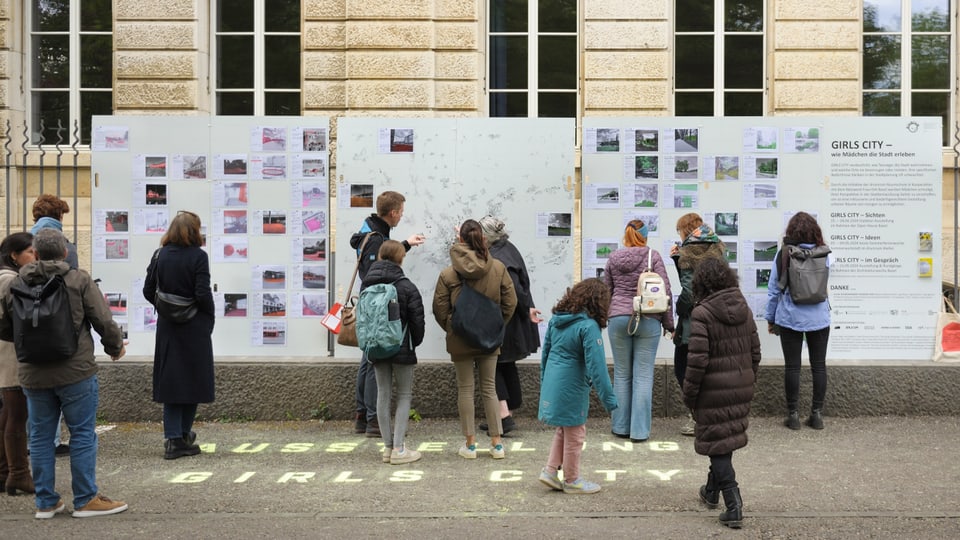 Personen vor Ausstellungswand