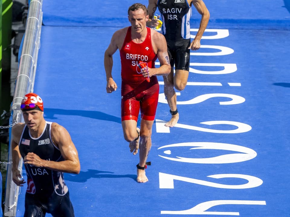 Triathleten laufen auf der Strecke von Paris 2024.