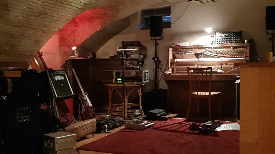 Ein Kellergewölbe ist die Heimat von Mario Batkovics Musik