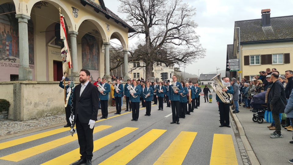 Die Musikgesellschaft von Trun an der Spitze des Umzuges in Richtung der Cuort Ligia Grischa. 