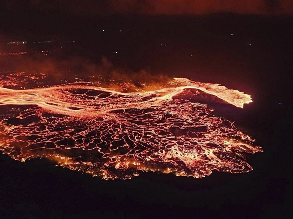 Luftaufnahme eines Vulkanausbruchs in der Nacht.