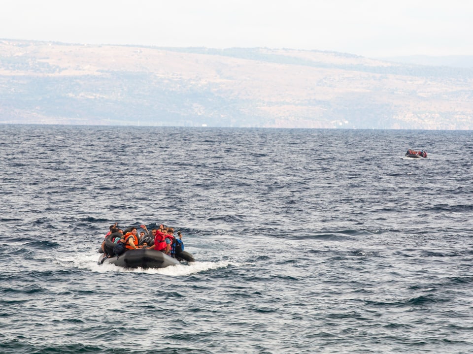 Menschen in einem Schlauchboot auf dem Meer.