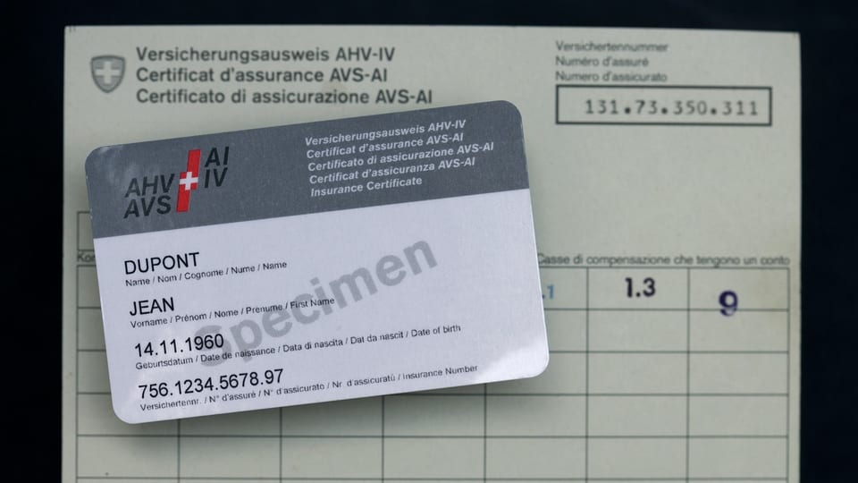 Schweizer AHV/IV-Versicherungsausweis mit persönlicher Information und Musterstempel.