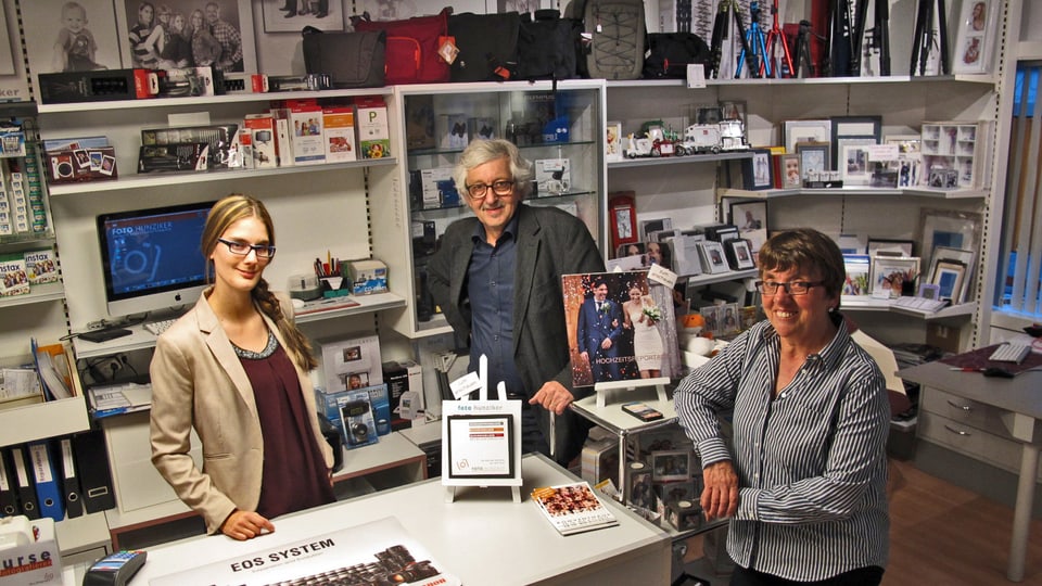 An der Theke seines Ladens. Peter Hunziker mit seiner Frau Margrith und Mitarbeiterin Cathy Frick.