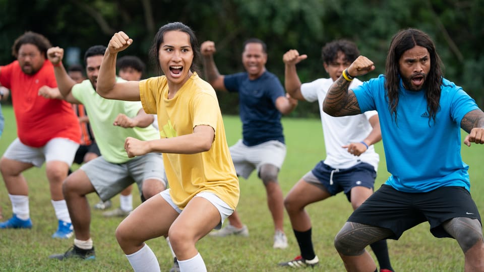 Die Transgender-Fussballerin Jaiyah Saelua (verkörpert von der non-binären Kaimana) beim Haka-Ritual vor dem Anpfiff.