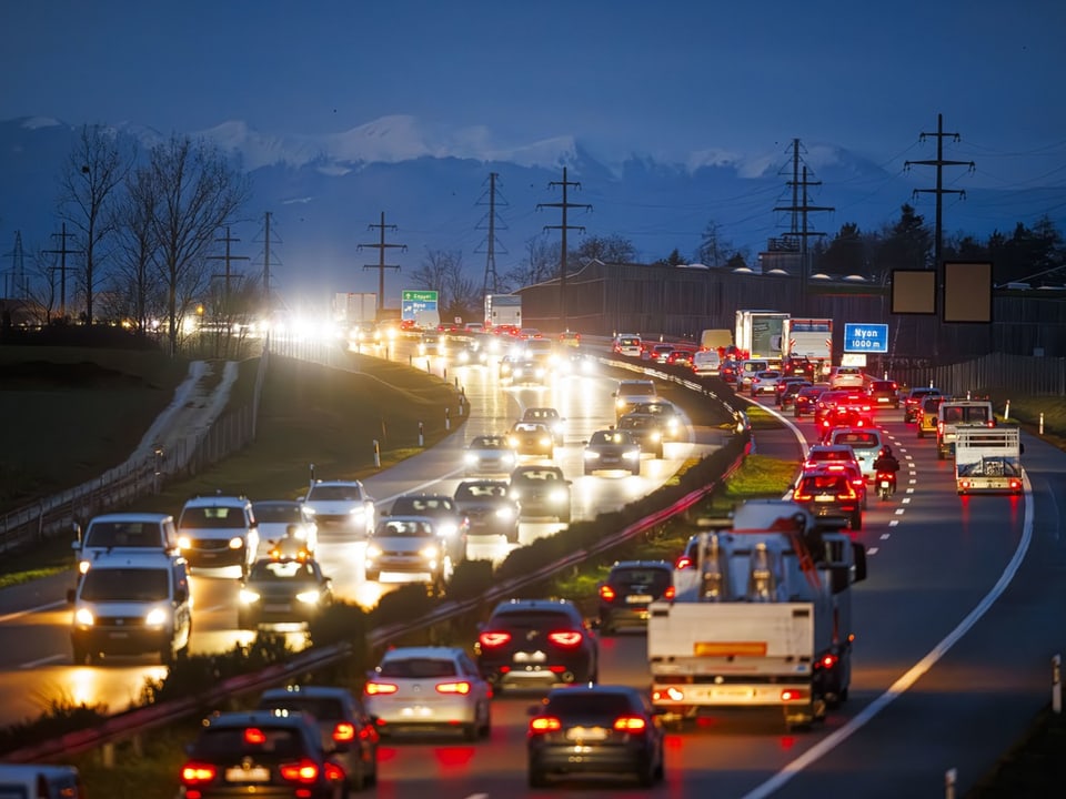 Autobahn in der Dunkelheit mit sehr vielen Autos. 