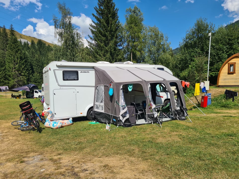 In caravan grond cun ina tenda aschuntada da la vart.