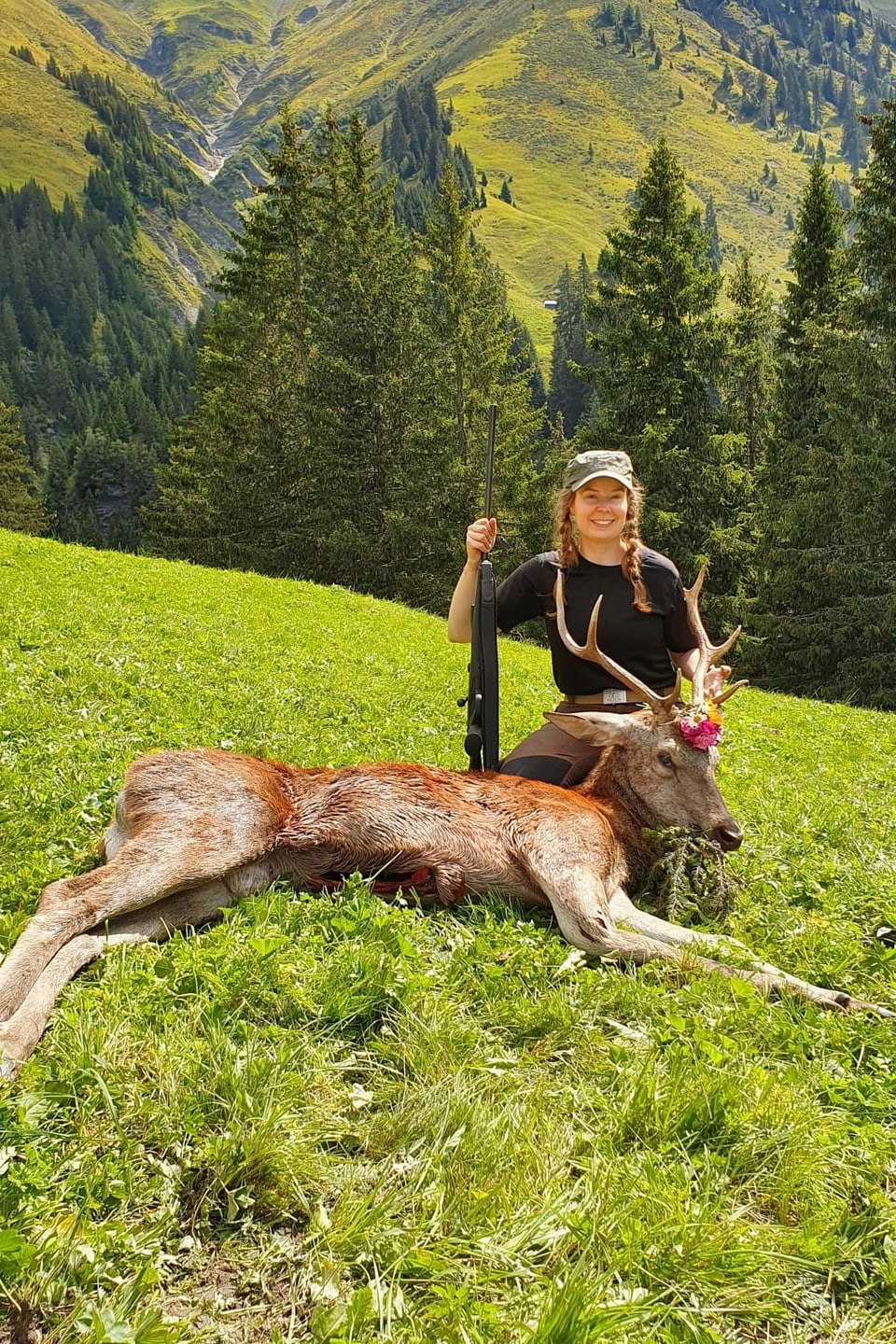 Flavia Capeder da Duvin ha sajettà in taur-tschierv dad otg.