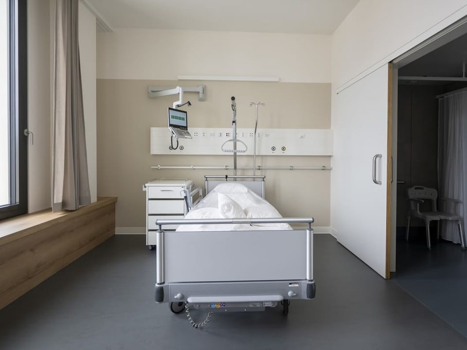 Zimmer mit einem leeren Spitalbett.