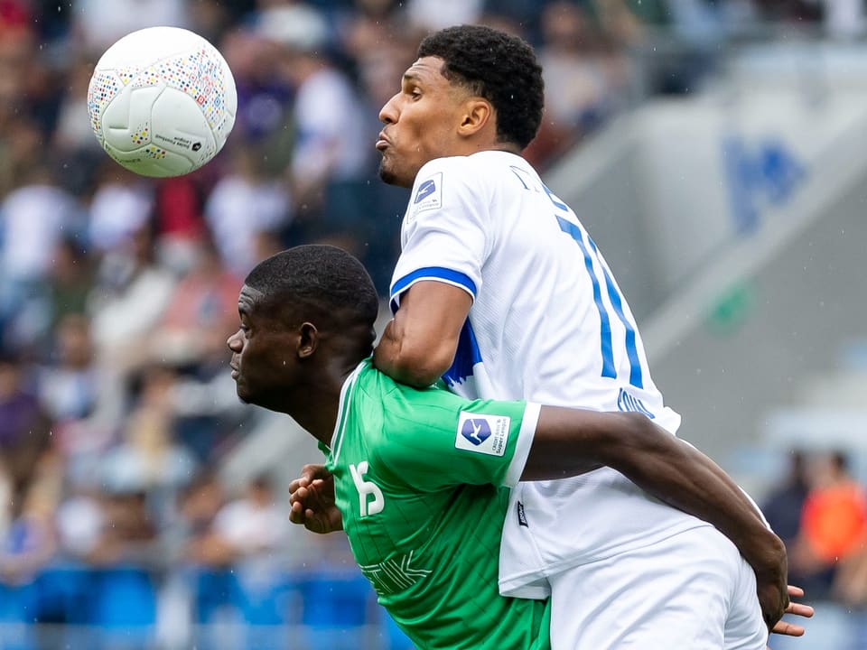 Zwei Fussballspieler kämpfen um den Ball in der Luft.