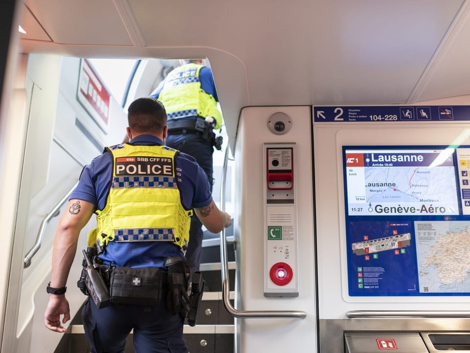 Polizisten in einem schweizerischen Zug.