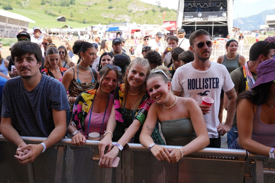 Menschenmenge bei einem Freiluftkonzert am Open Air Lumnezia 2024