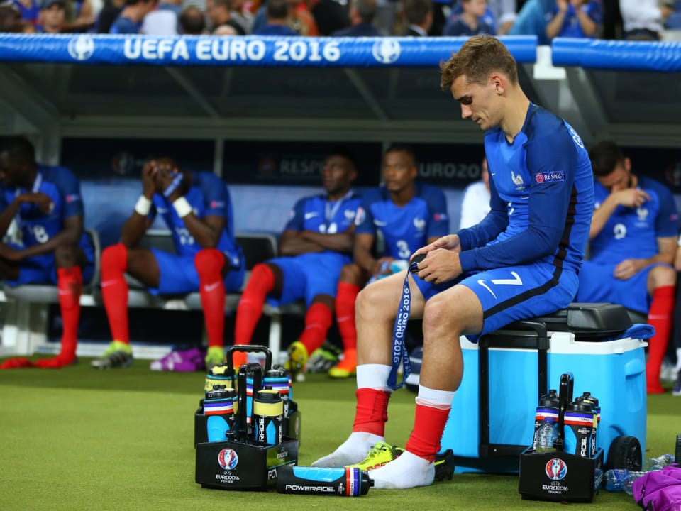 Fussballspieler sitzt enttäuscht auf der Ersatzbank während der UEFA Euro 2016.