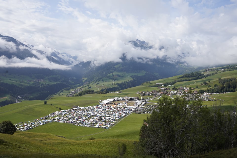 Überblick über das Festivalgelände vom Open Air Lumnezia.