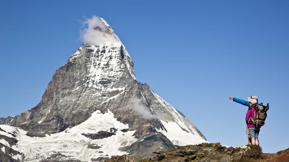 Wanderer blicken aufs Matterhorn