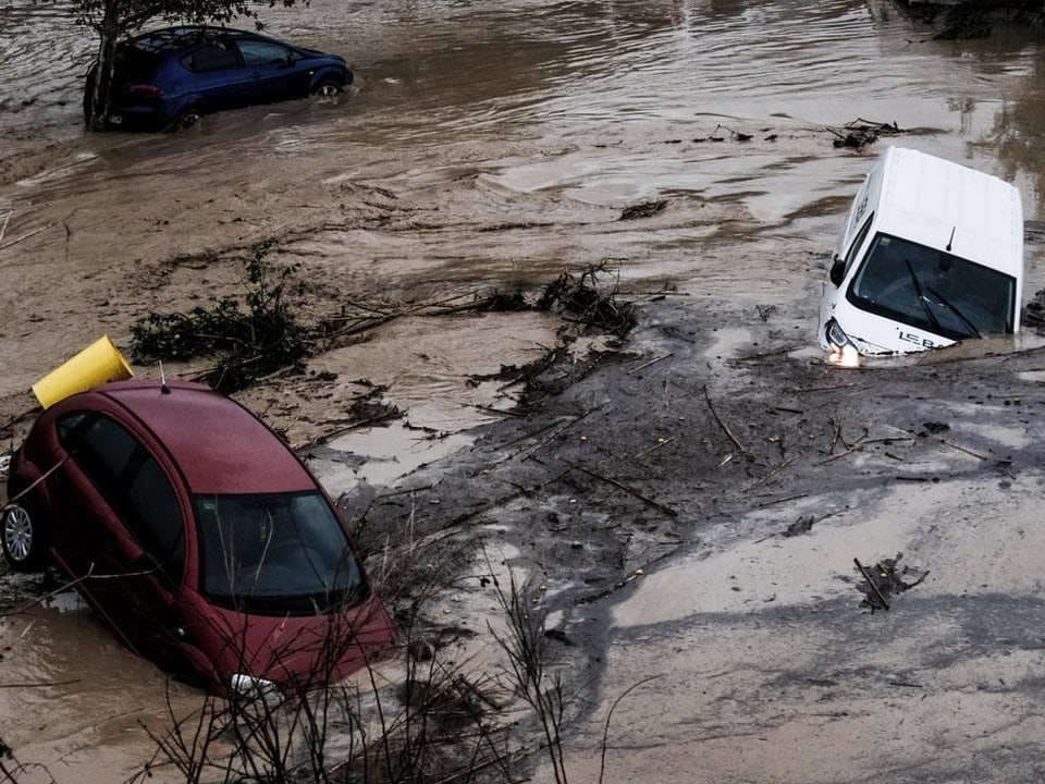 Autos in Hochwasser stecken fest.