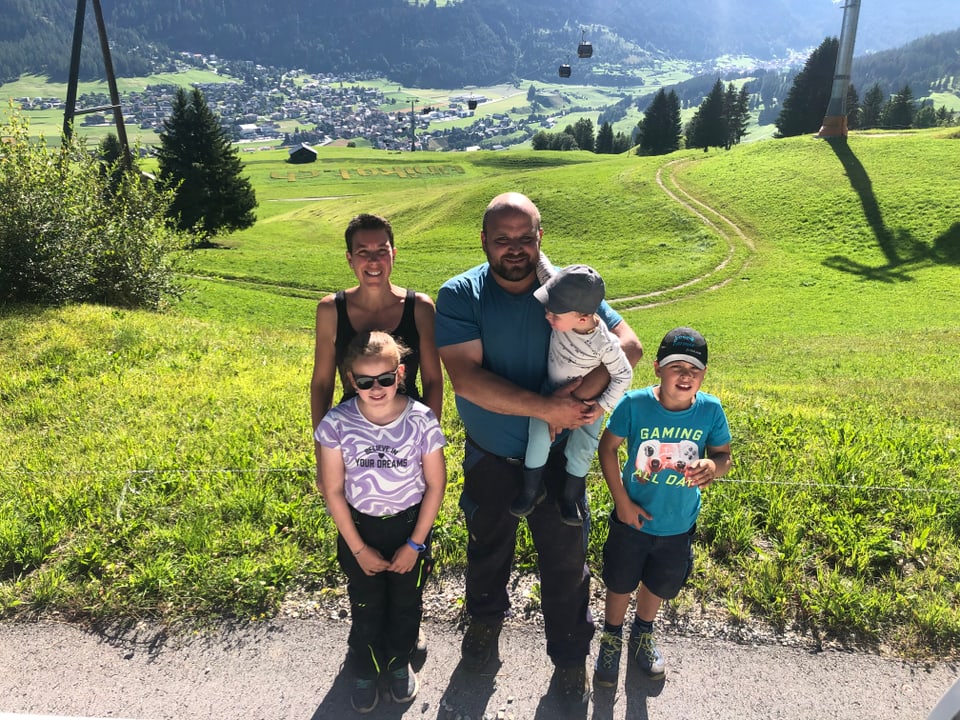 Ramona ud Andreas Stgier mit ihren Kindern Laura, Jonas und Valerio. Ihnen gehört das «Parsonzer.ch» Label.