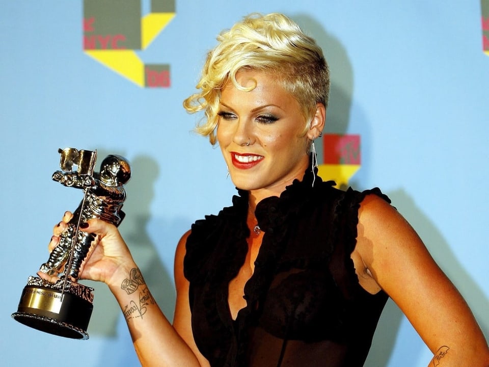 Pink mit dem MTV Award in der Hand