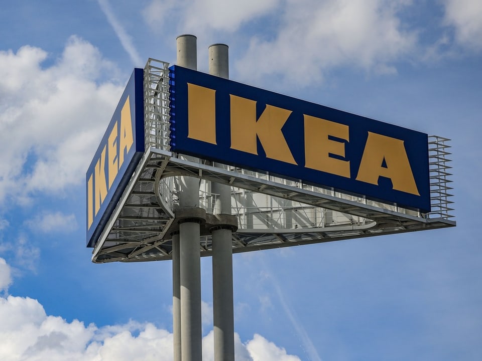 Grosses IKEA-Schild vor blauem Himmel.