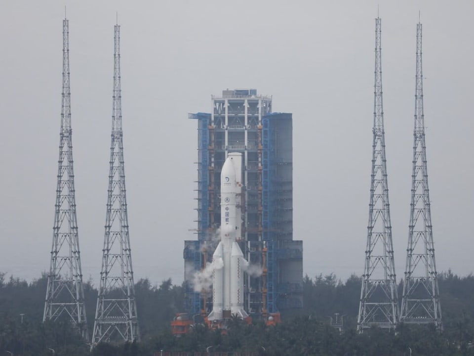 Rakete auf dem Startplatz zwischen vier Türmen.