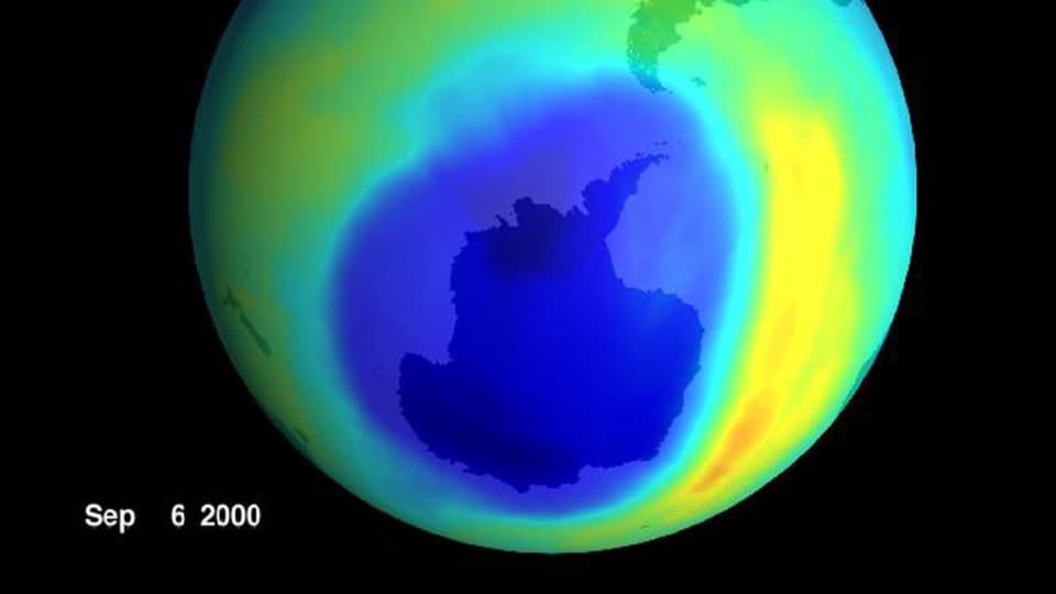 Das Bild zeigt die Erdkugel von Unten. Ein grosser blauer Fleck liegt über der Antarktis. Dieser Fleck ist das Ozonloch.