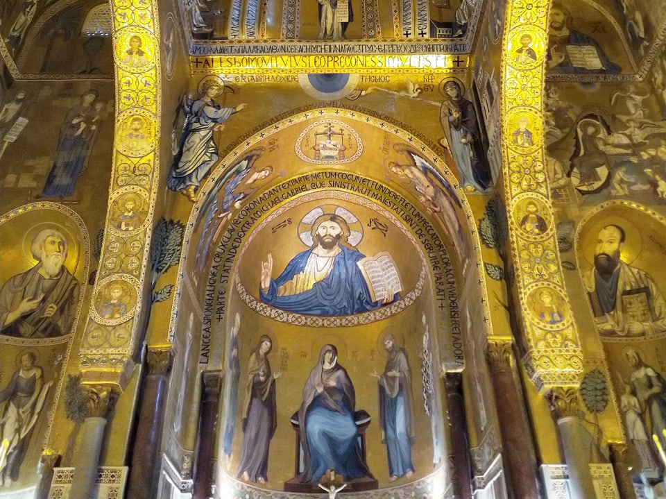 Wandgemälde, Mosaike in einer Kirche mit Abbildungen von Jesus. In gold-blau.