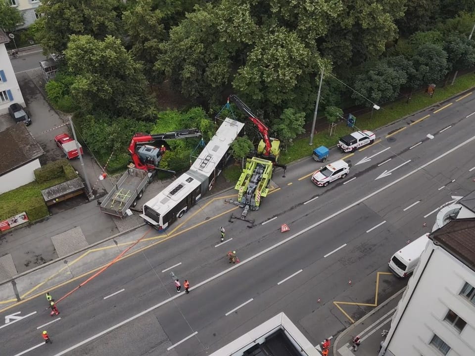 Bergung eines umgestürzten Lastwagens mit Kran auf einer Strasse