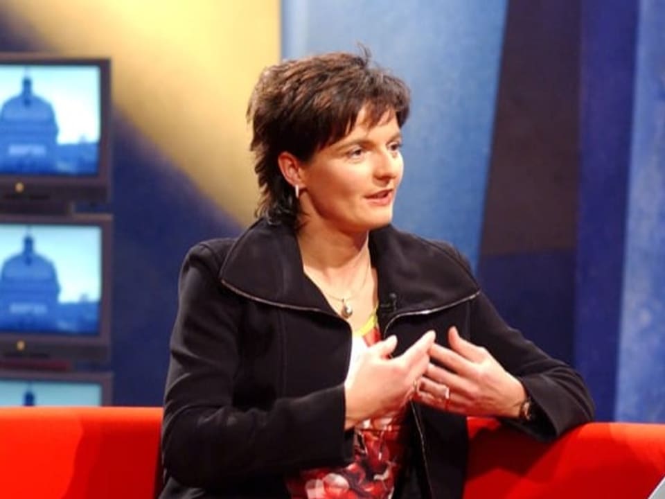 Alt-Bundesrätin Ruth Metzler sitzt in einem Studio von SRF