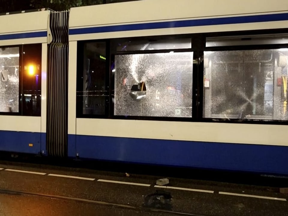 Strassenbahn mit eingeschlagenem Fenster.