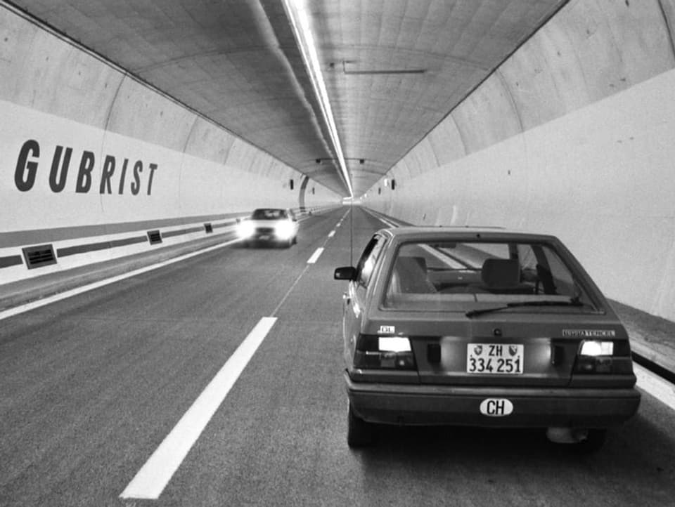 Autos fahren 1985 durch den neu eröffneten Gubristtunnel.