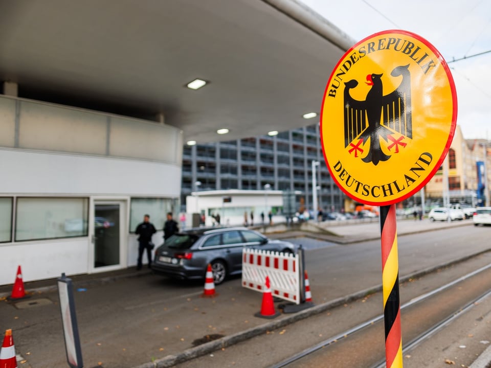 Grenzschild der Bundesrepublik Deutschland an einem Strassenübergang.