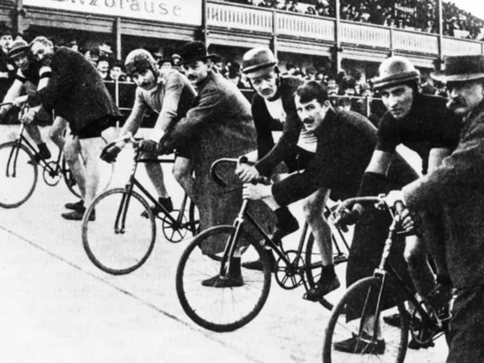 Radfahrer beim Start des ersten Rennens auf der Offenen Rennbahn Oerlikon am 25. August 1912.
