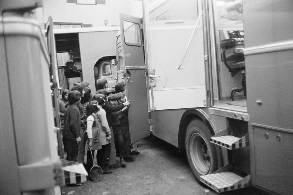 Eine Gruppe von Kindern blickt in einen Übertragungswagen.