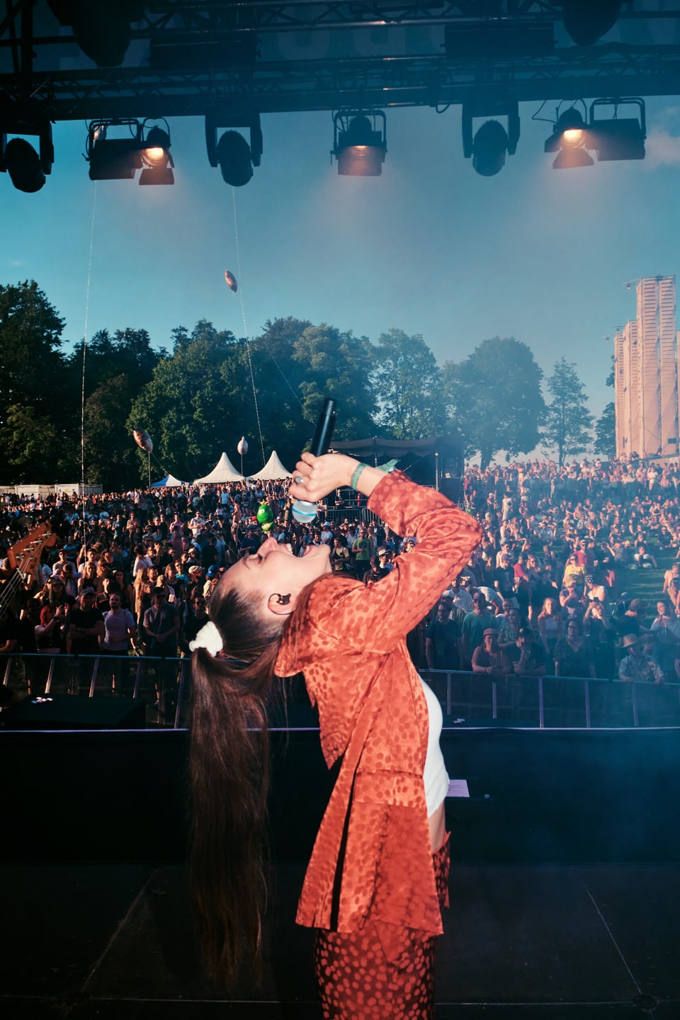 Open Air Lumnezia 2024: Die Sängerinn Dana während eines Konzerts.