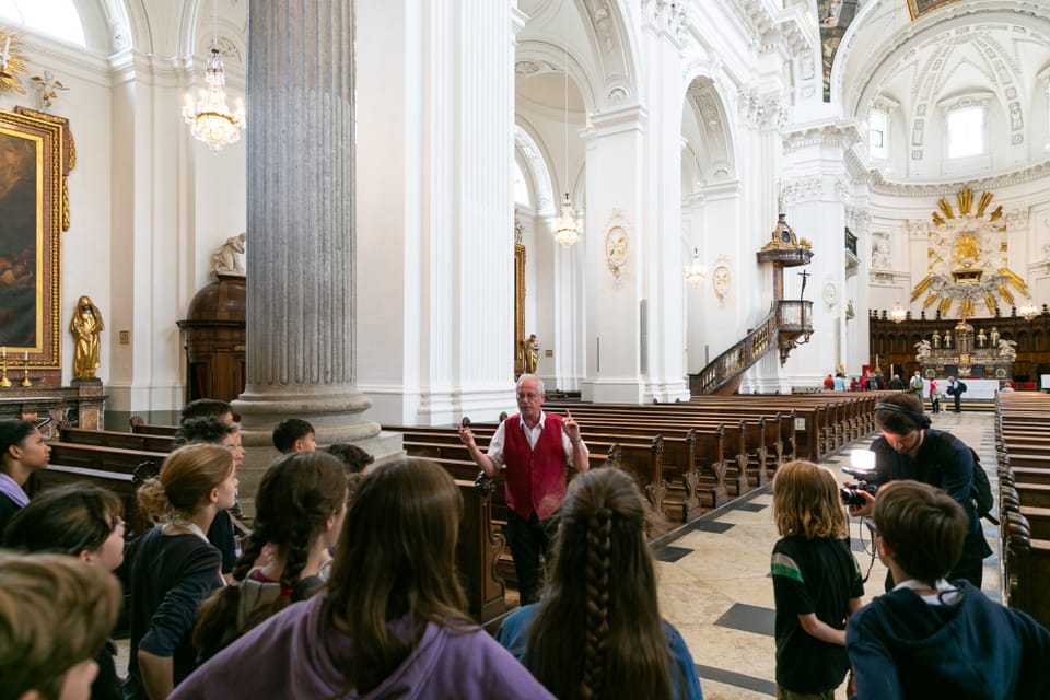 Markus von Arx redet in der Kathedrale zu der Schulklasse.