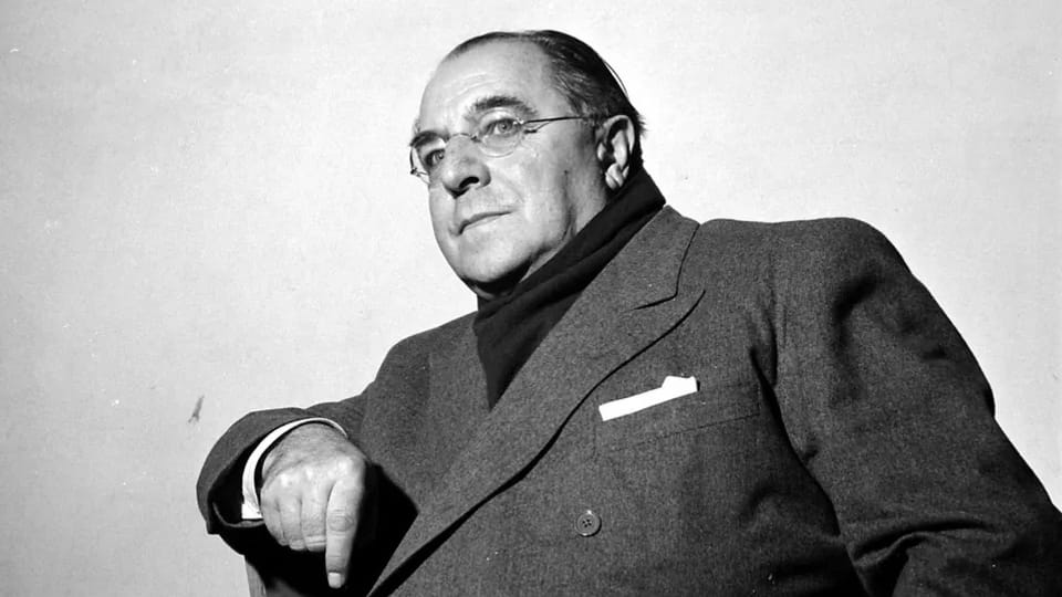 Schwarzweissfoto von G. W. Pabst: Ein Mann mit Brille, mit Mantel und Schal.