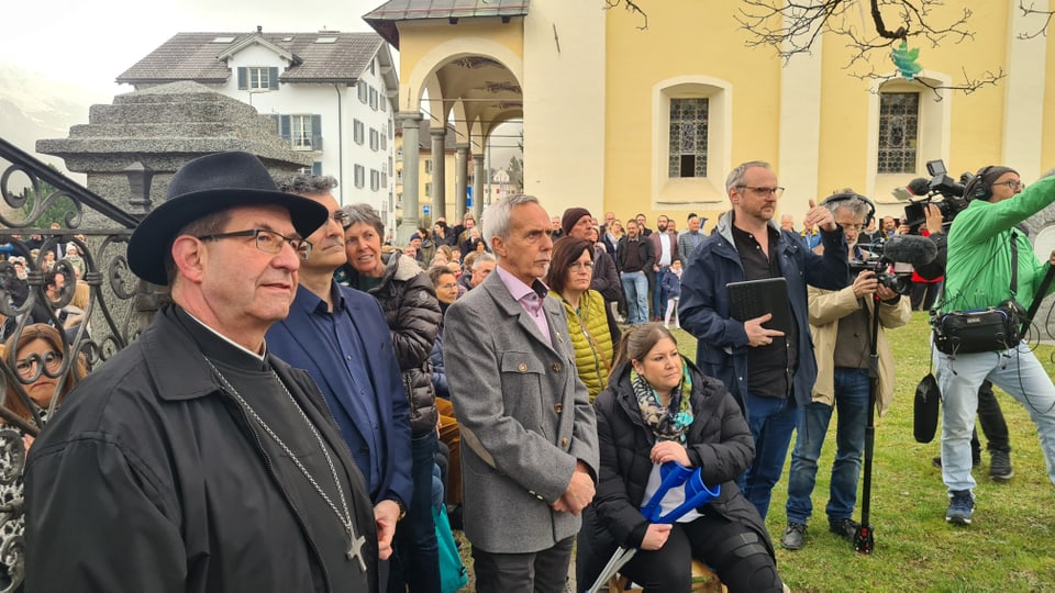 Abt Vigeli Monn des Klosters Disentis, mit Regierungsrat Marcus Caduff und Gemeindepräsident von Trun Dumeni Tomaschett.