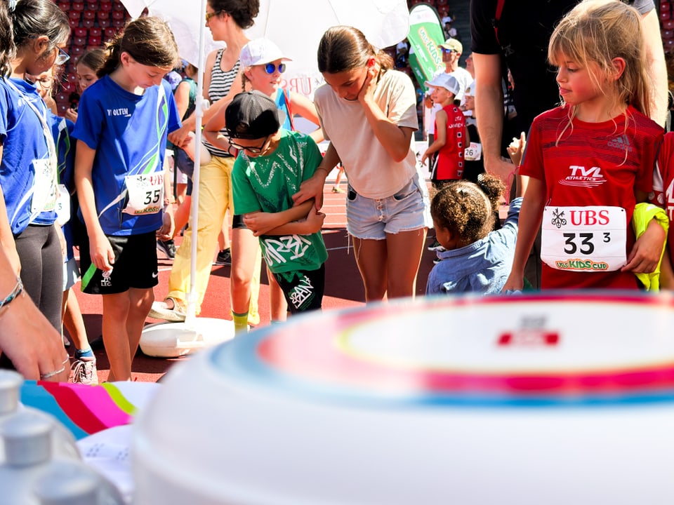 SRF Kids Frisbee und Kinder am Stand