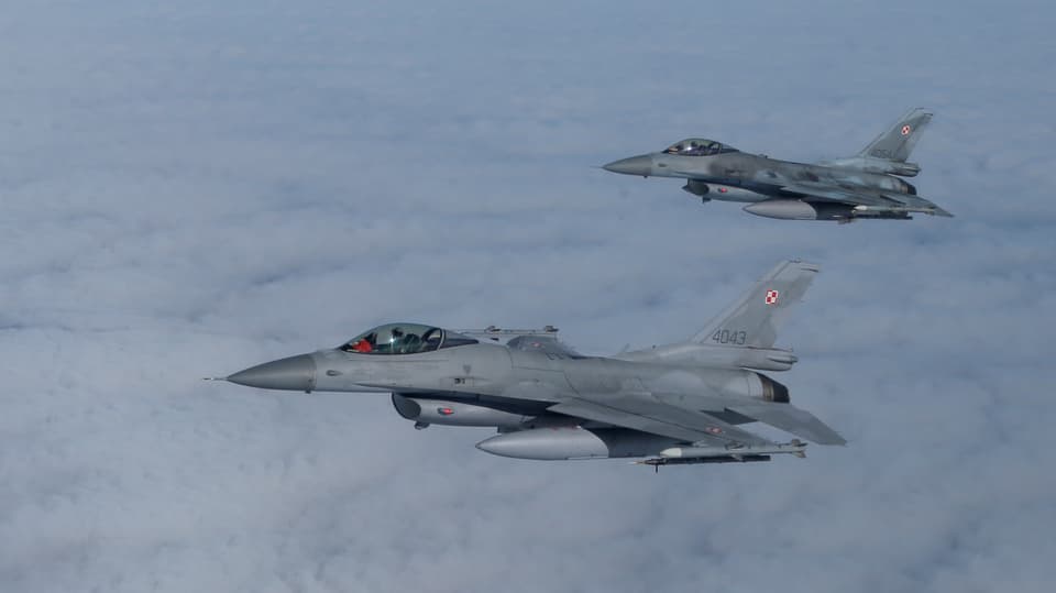 Zwei Kampfjets des Typs F-16 in der Luft.