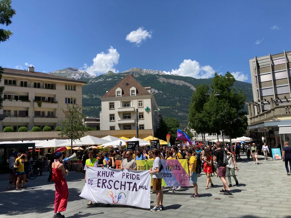 demonstraziun tras la citad da cuira