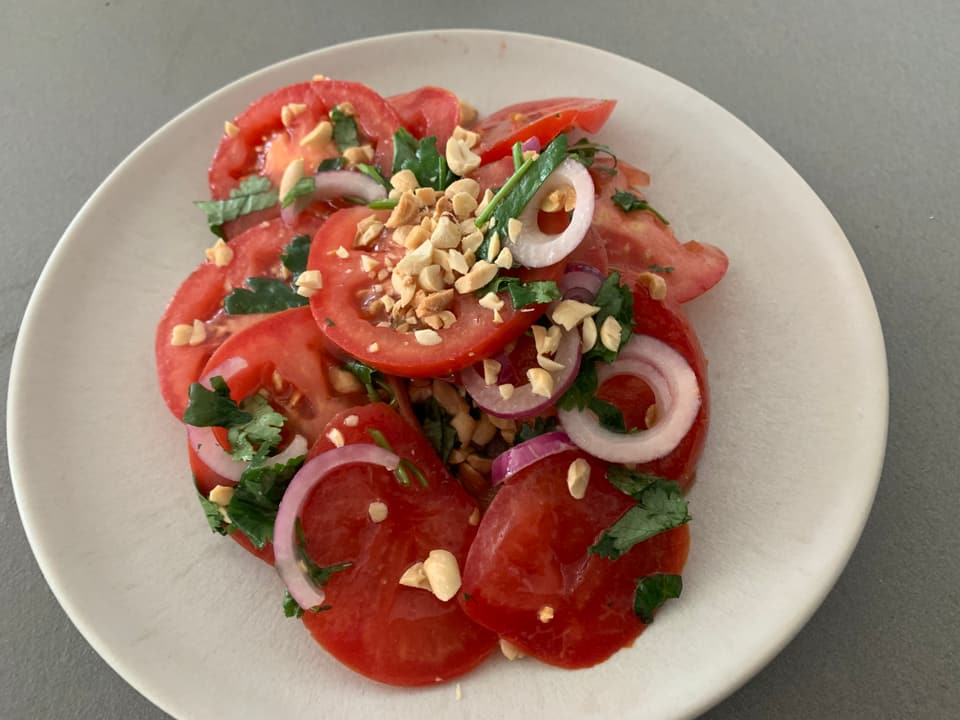 Tomatensalat mit Erdnüssen und Koriander.